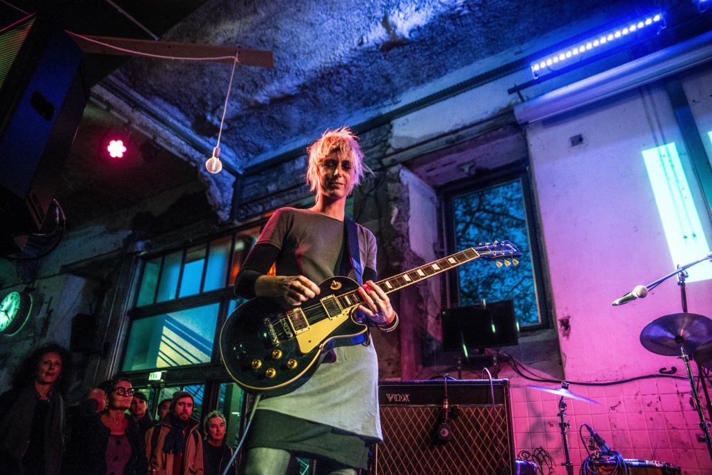 Simone Aubert - Genève - hyperculte - massicot - tout bleu